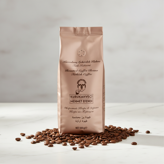 KURUKAHVECI MEHMET EFENDI kafijas pupiņas 500g iepakojums ar svaigām Arabica pupiņām, premium produkta fotogrāfija