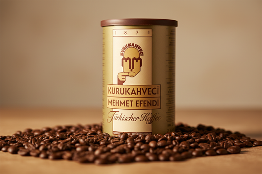 Kurukahveci Mehmet Efendi 250g kahve çekirdekleri ile yakın çekim